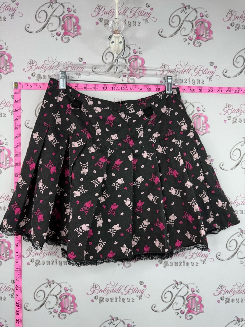 Hot Topic skirt Black Skull & Crossbones Pleated Mini Skirt with Pink Accents
